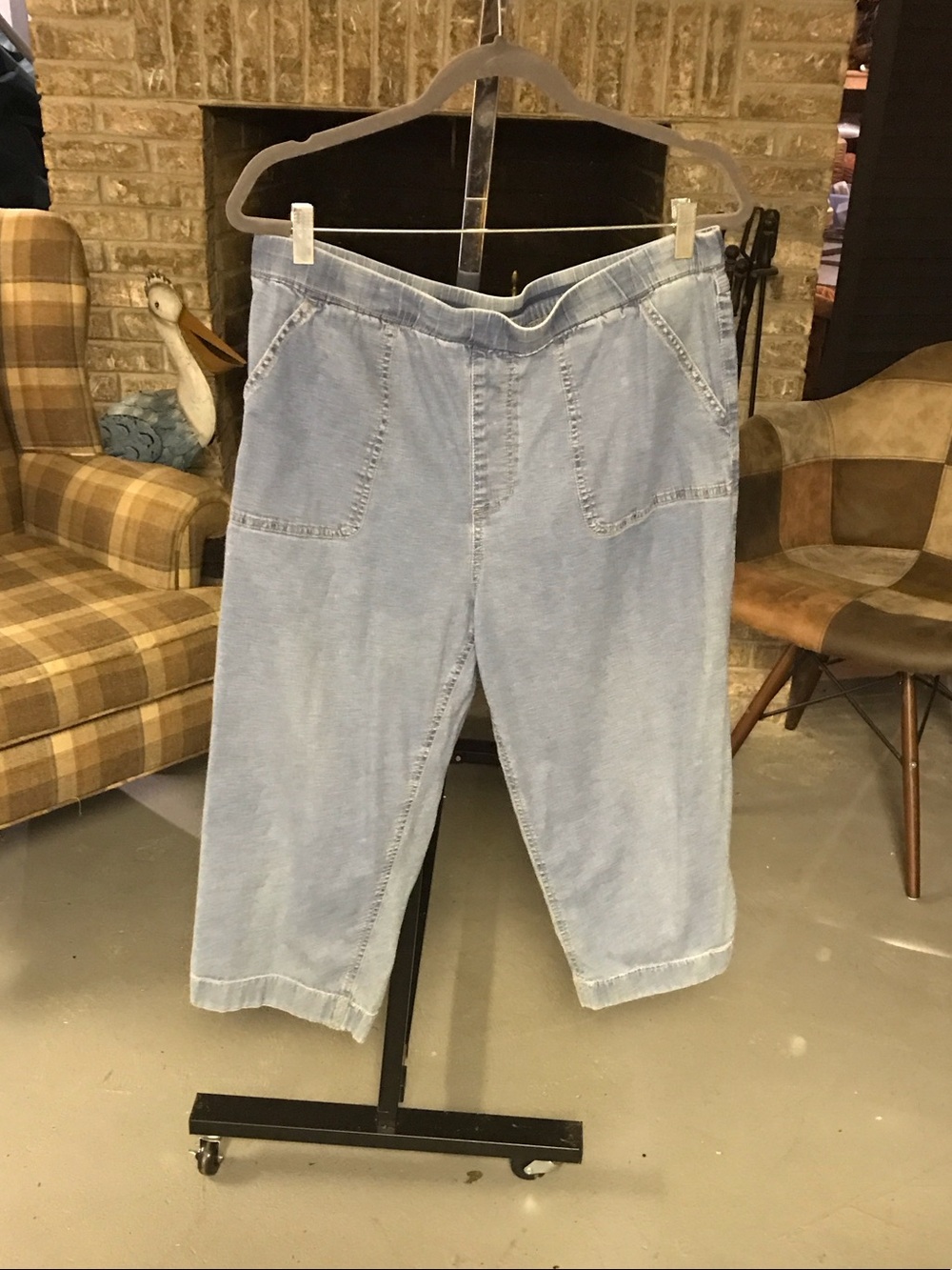 Light Wash Cropped Women's Jeans with Elastic Waist